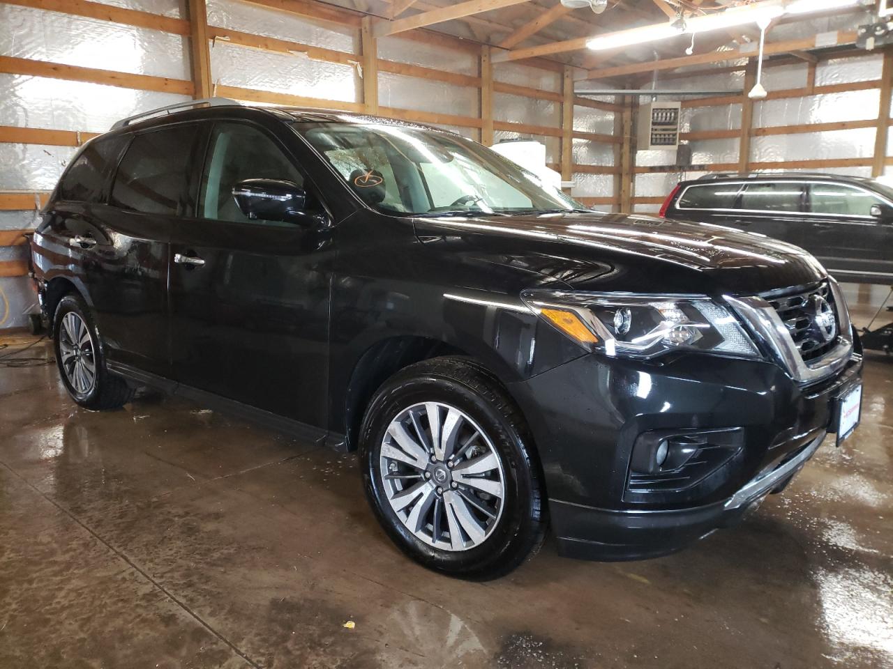 NISSAN PATHFINDER 2017 with VIN 5N1DR2MM3HC625367 - Photo from auction