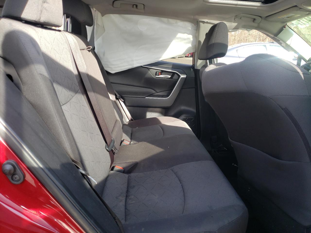 Photo 6 from auction – 2019 TOYOTA RAV4 XLE with VIN JTMP1RFV1KD037492
