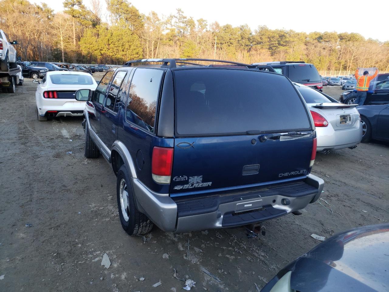 Photo 3 from auction – 2000 CHEVROLET BLAZER with VIN 1GNDT13W2Y2135972