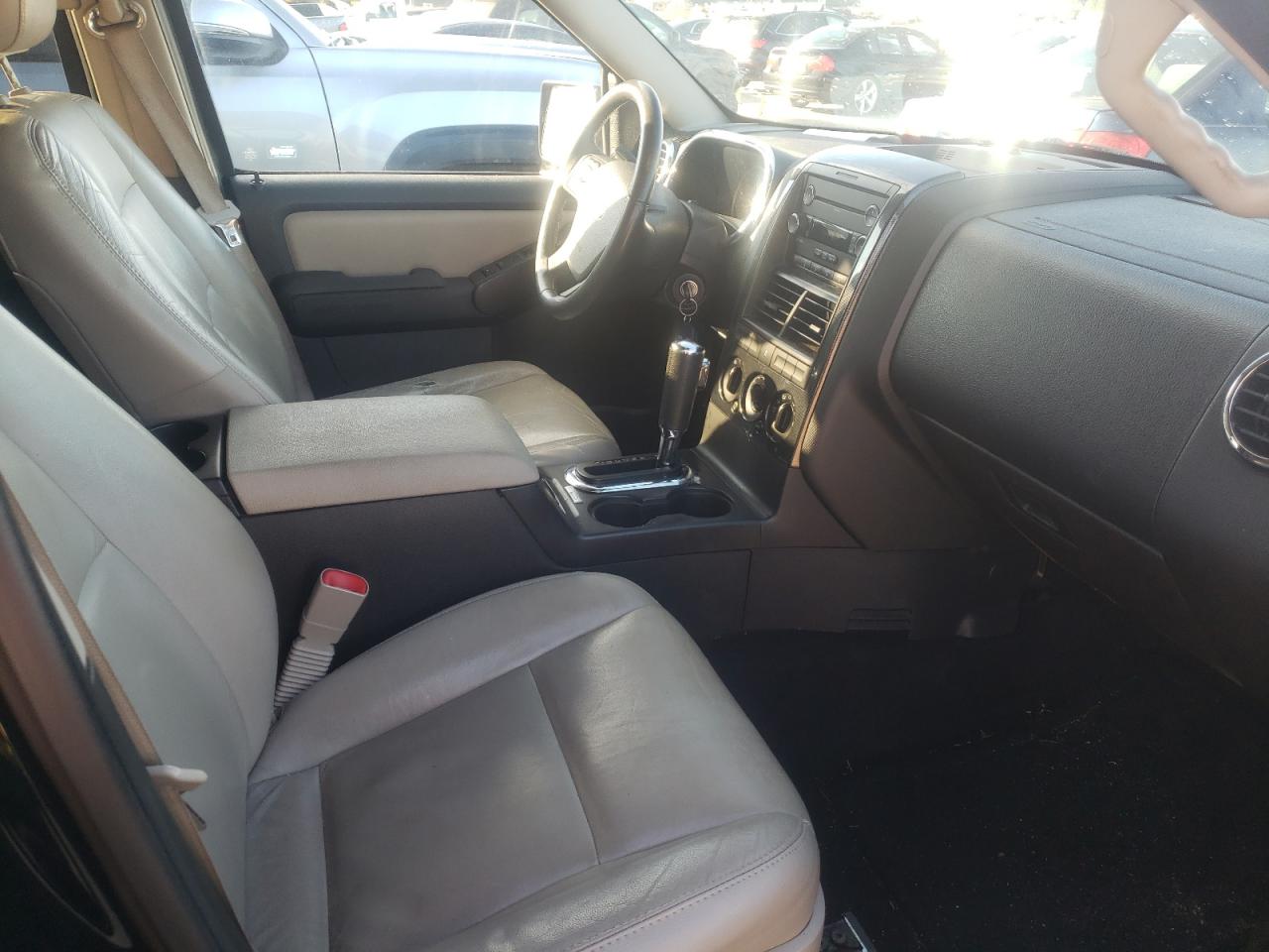 Photo 5 from auction – 2008 FORD EXPLORER X with VIN 1FMEU63E28UB15400