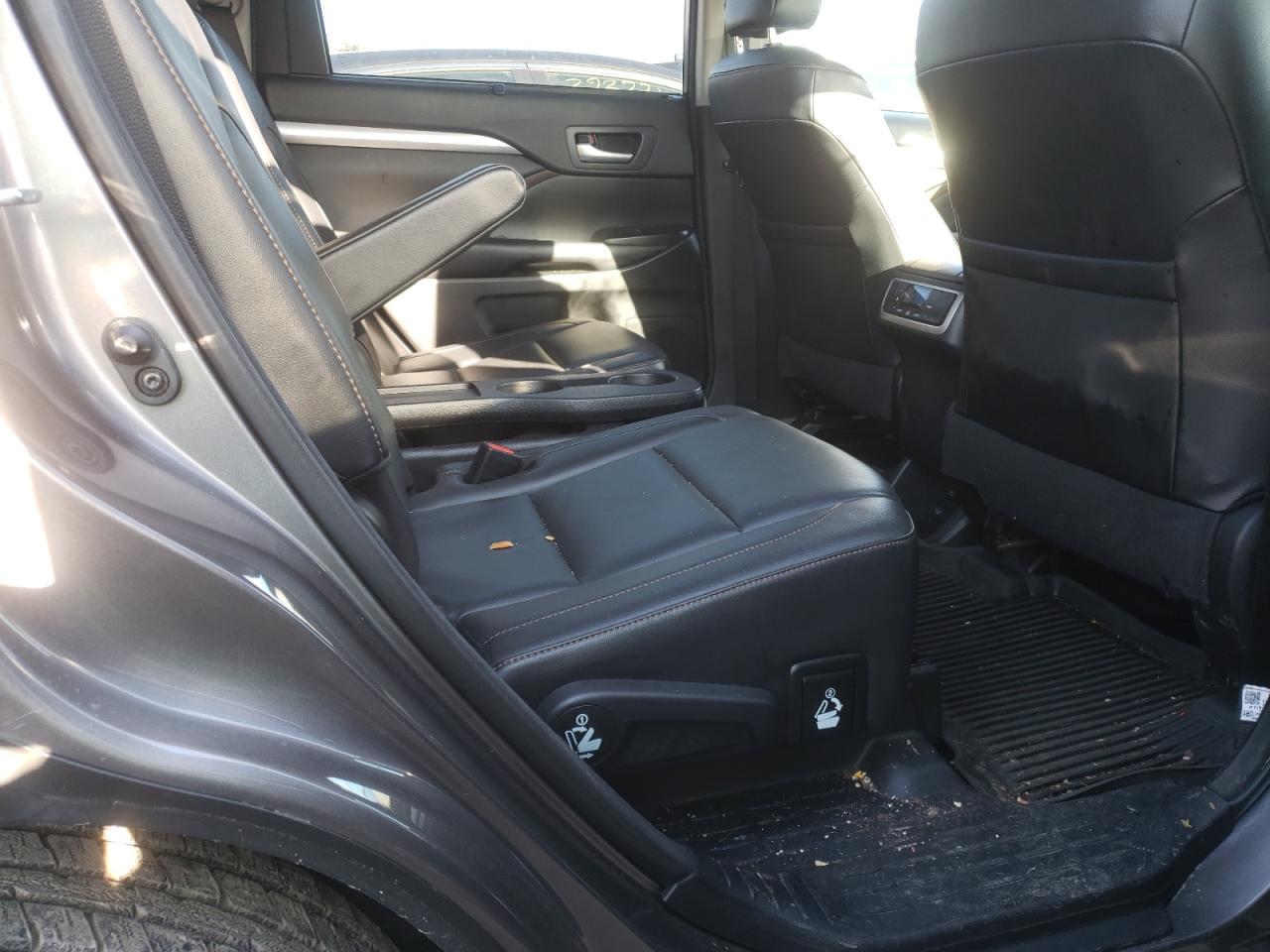 Photo 6 from auction – 2017 TOYOTA HIGHLANDER with VIN 5TDJZRFHXHS520761
