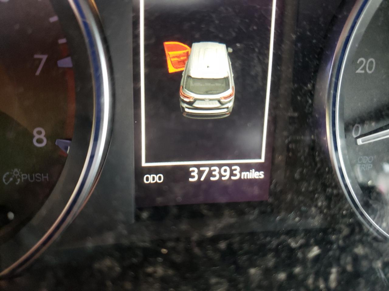 Photo 8 from auction – 2018 TOYOTA HIGHLANDER with VIN 5TDKZRFH0JS537577