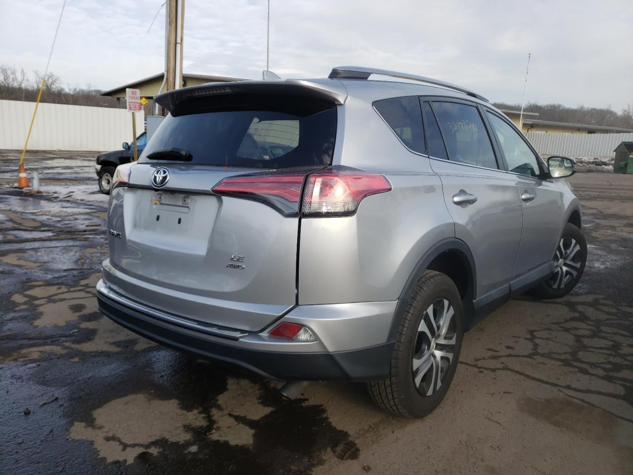 Zdjęcie 4 z aukcji – 2017 TOYOTA RAV4 LE z VIN 2T3BFREV8HW676090