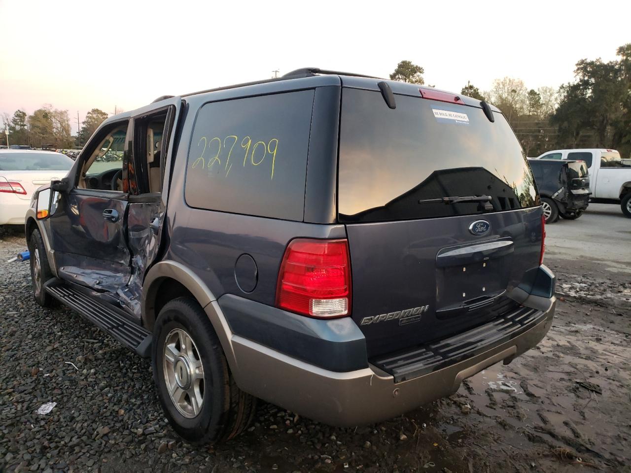 Photo 3 from auction – 2003 FORD EXPEDITION with VIN 1FMPU17L53LA92388