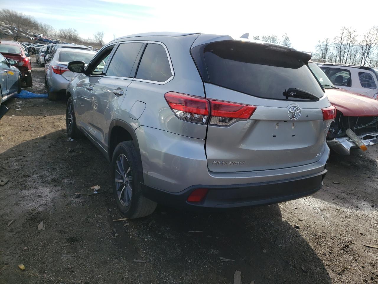 Photo 3 from auction – 2018 TOYOTA HIGHLANDER with VIN 5TDKZRFH0JS537577
