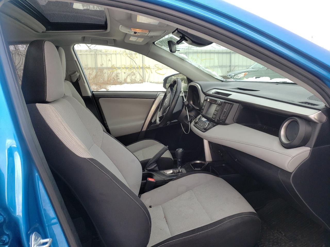 Photo 5 from auction – 2017 TOYOTA RAV4 XLE with VIN JTMWFREV0HD093172