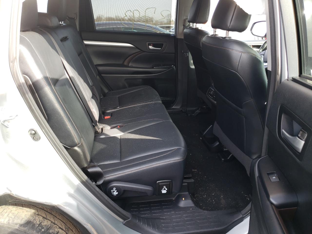 Photo 6 from auction – 2018 TOYOTA HIGHLANDER with VIN 5TDKZRFH0JS537577
