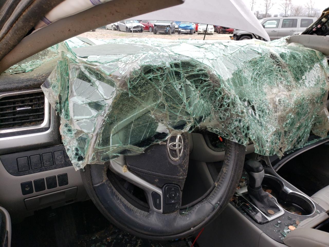 Photo 8 from auction – 2015 TOYOTA HIGHLANDER with VIN 5TDZKRFH5FS046982
