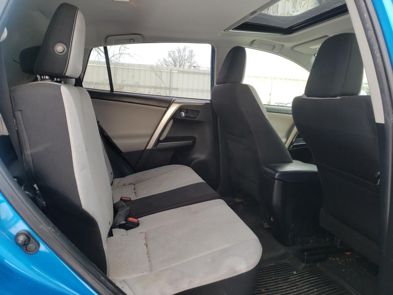 Photo 6 from auction – 2017 TOYOTA RAV4 XLE with VIN JTMWFREV0HD093172