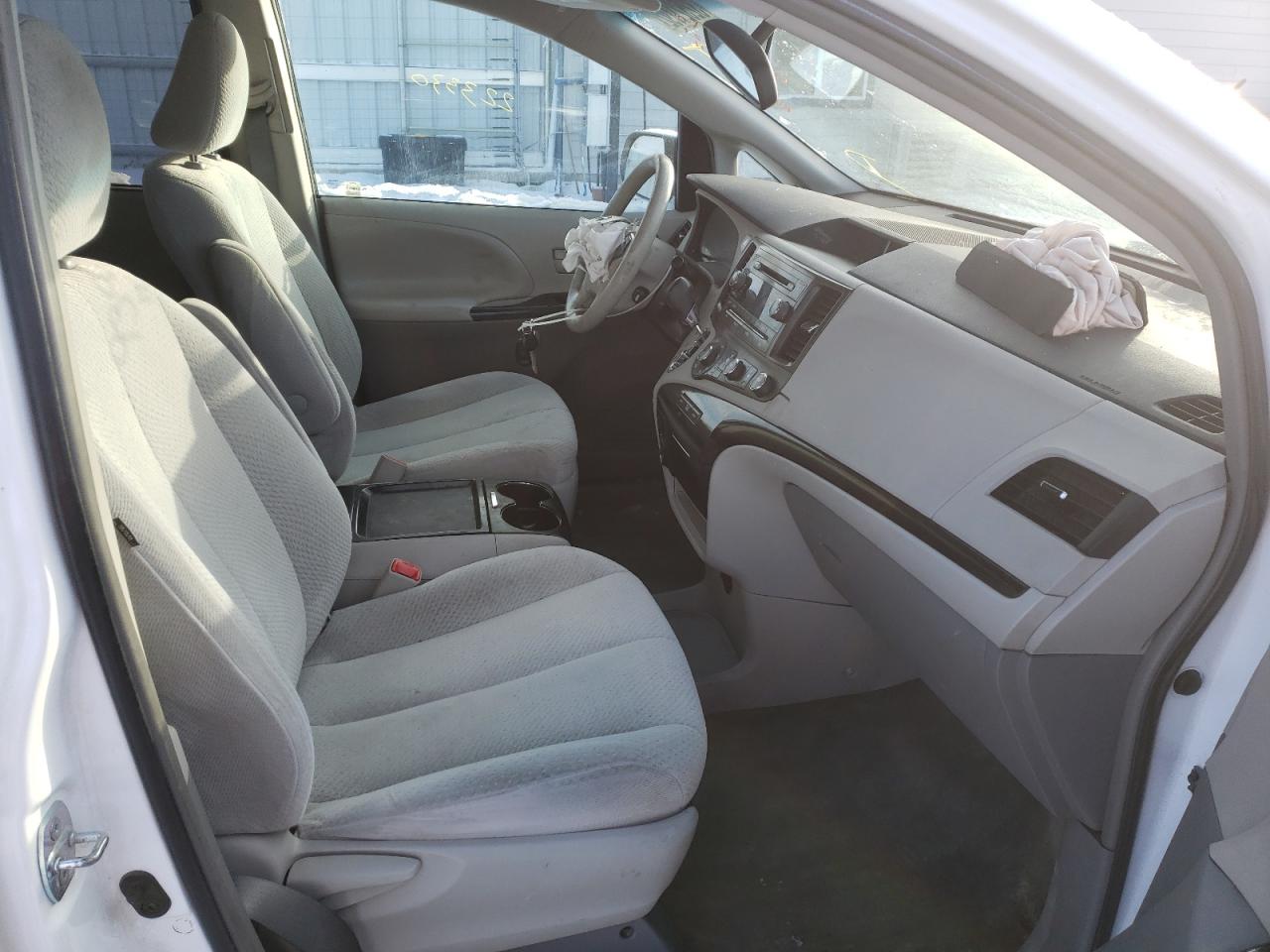 Photo 5 from auction – 2011 TOYOTA SIENNA with VIN 5TDKK3DC6BS149960