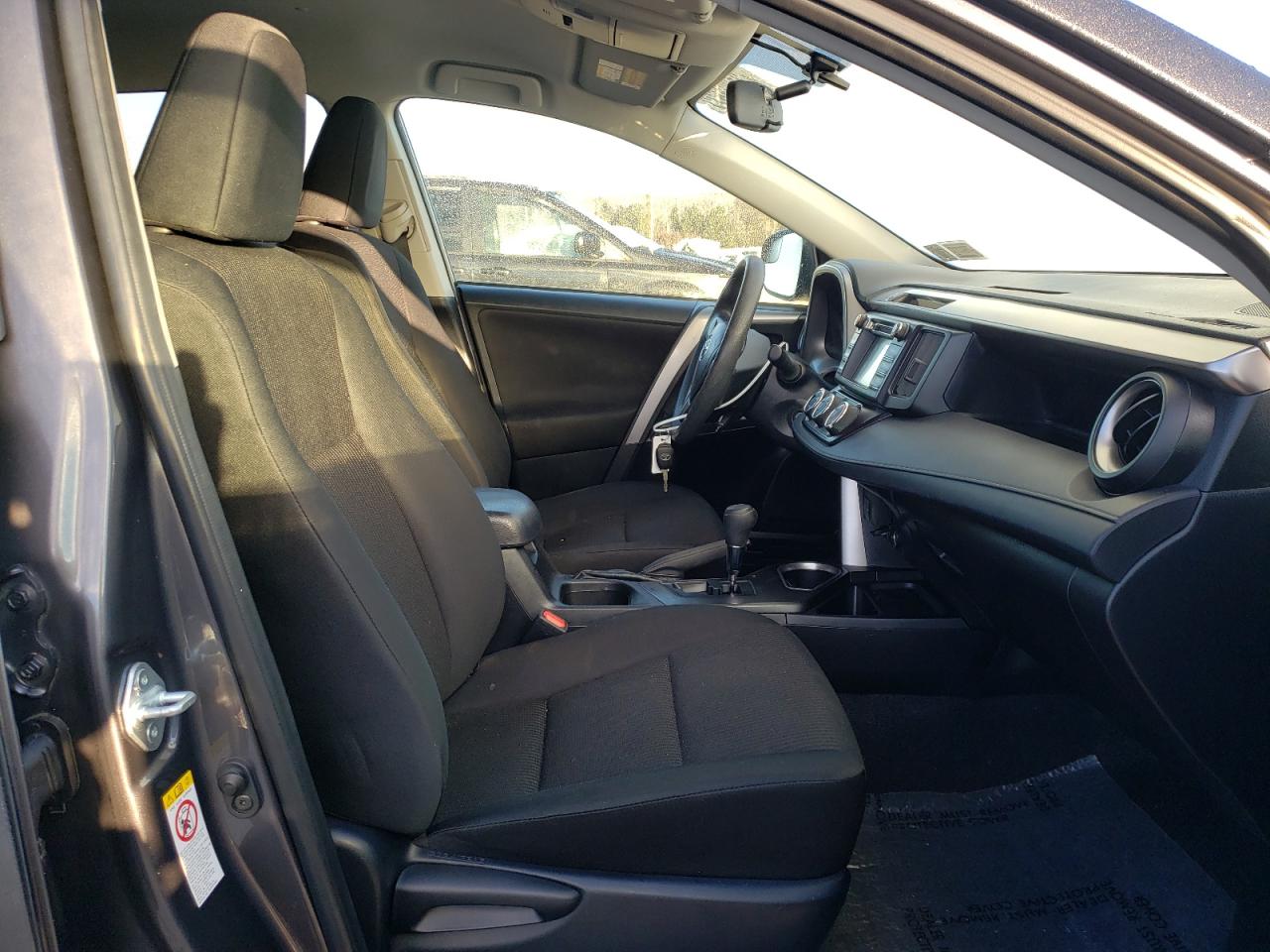 Photo 5 from auction – 2016 TOYOTA RAV4 LE with VIN JTMBFREV4GJ051795