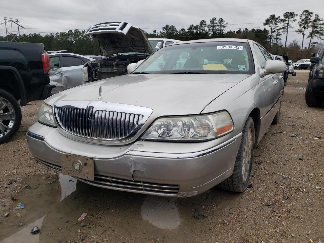 Photo 2 from auction – 2003 LINCOLN TOWN CAR E with VIN 1LNHM81W83Y661446
