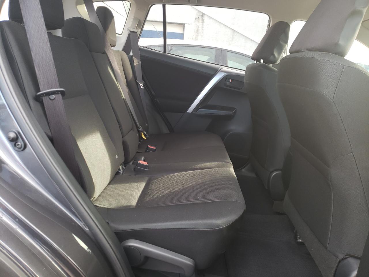 Photo 6 from auction – 2018 TOYOTA RAV4 LE with VIN JTMBFREV7JJ182047