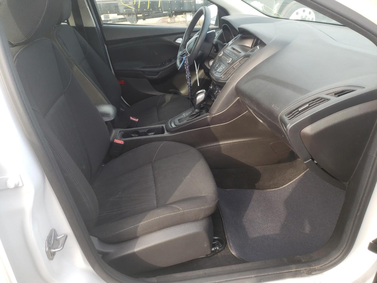 Photo 5 from auction – 2016 FORD FOCUS SE with VIN 1FADP3K27GL352021
