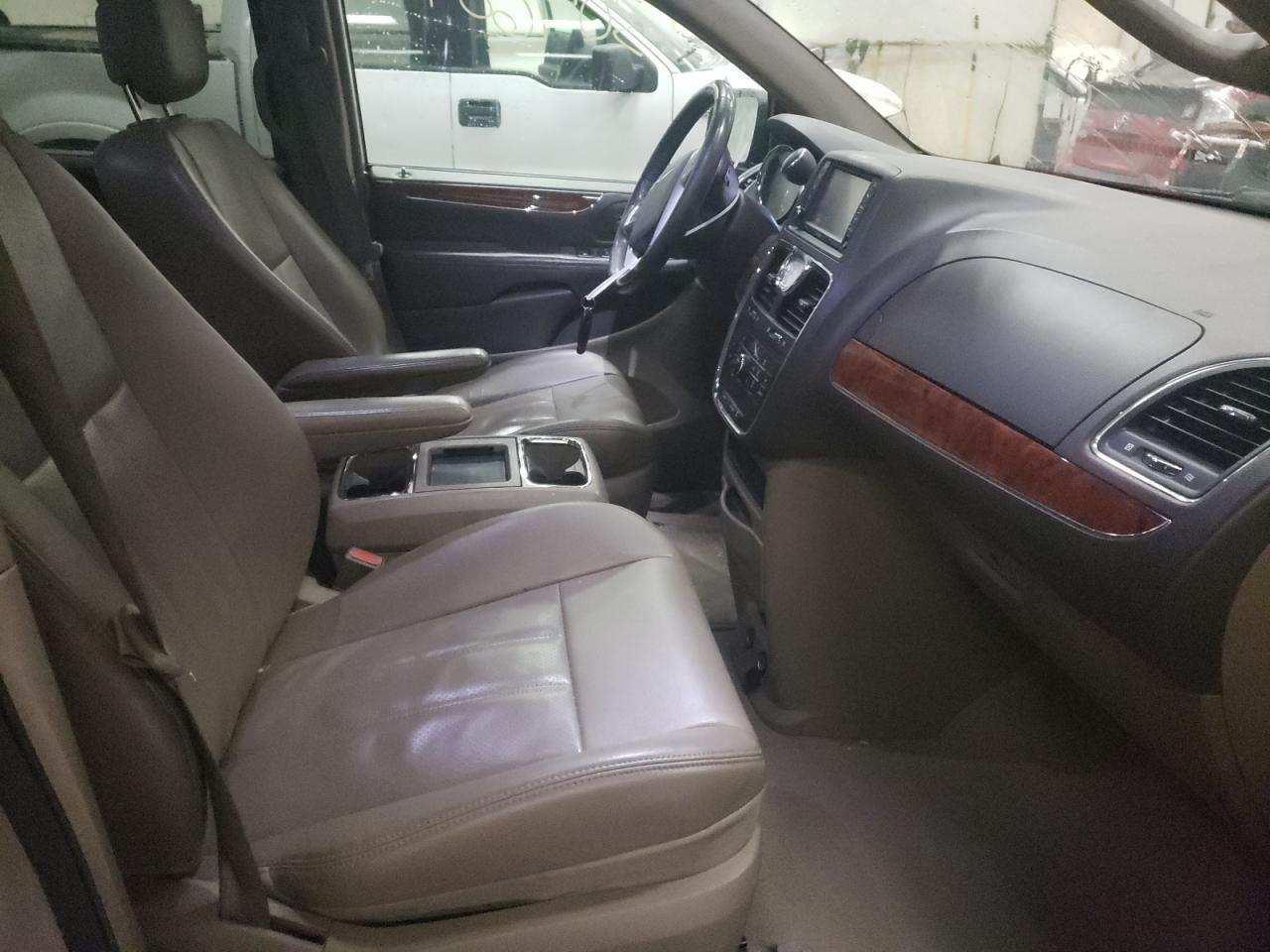 Photo 5 from auction – 2012 CHRYSLER TOWN & COU with VIN 2C4RC1CG8CR412657