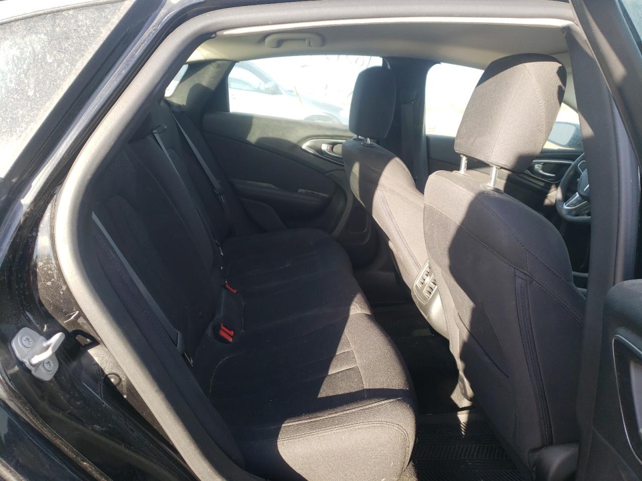 Photo 6 from auction – 2015 CHRYSLER 200 LIMITE with VIN 1C3CCCAG2FN740151