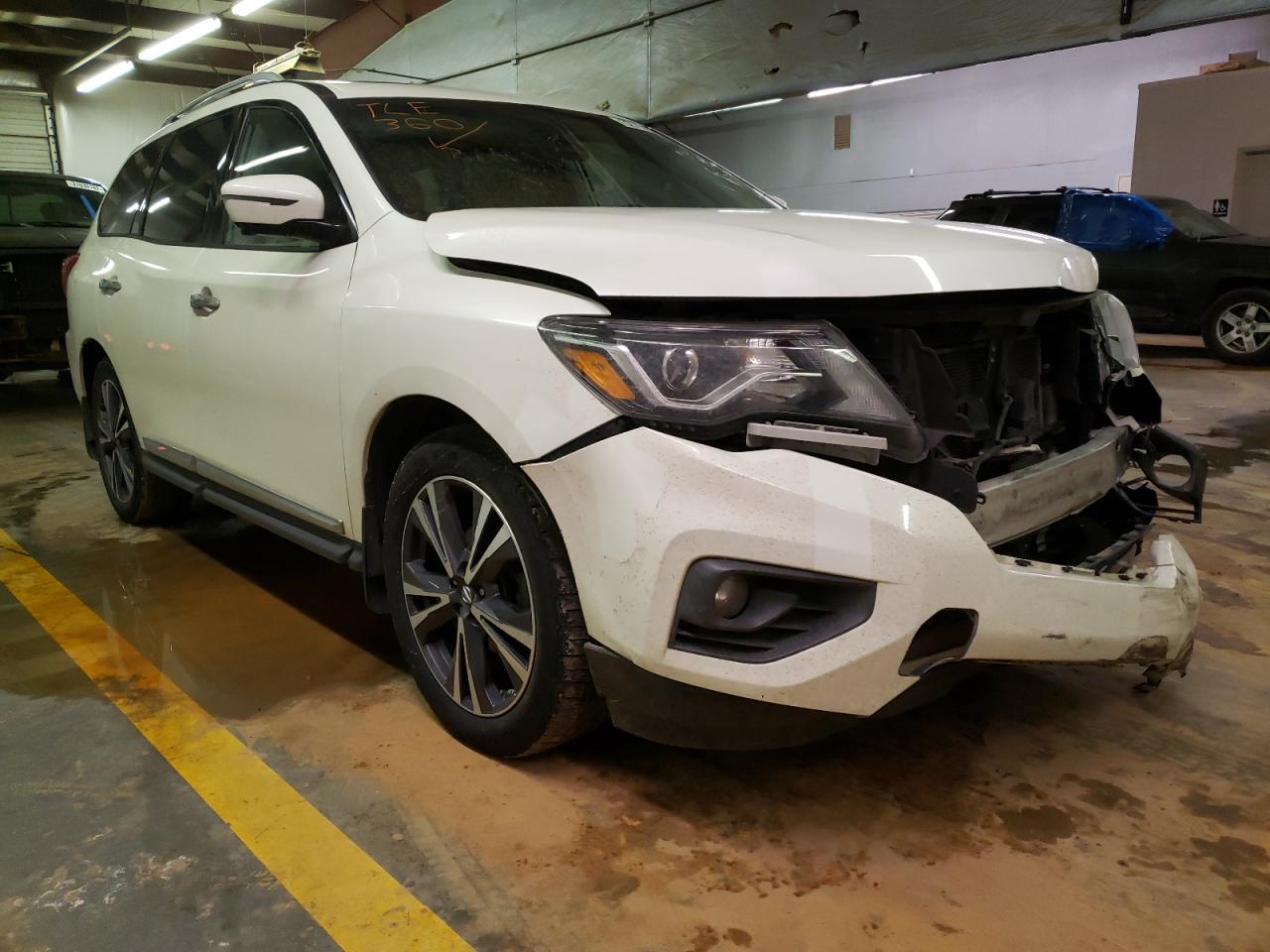 NISSAN PATHFINDER 2017 with VIN 5N1DR2MN2HC620749 - Photo from auction