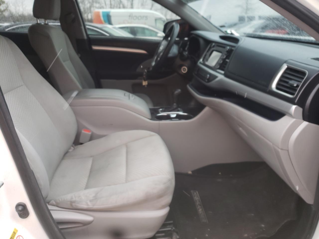 Photo 5 from auction – 2015 TOYOTA HIGHLANDER with VIN 5TDBKRFH7FS164940