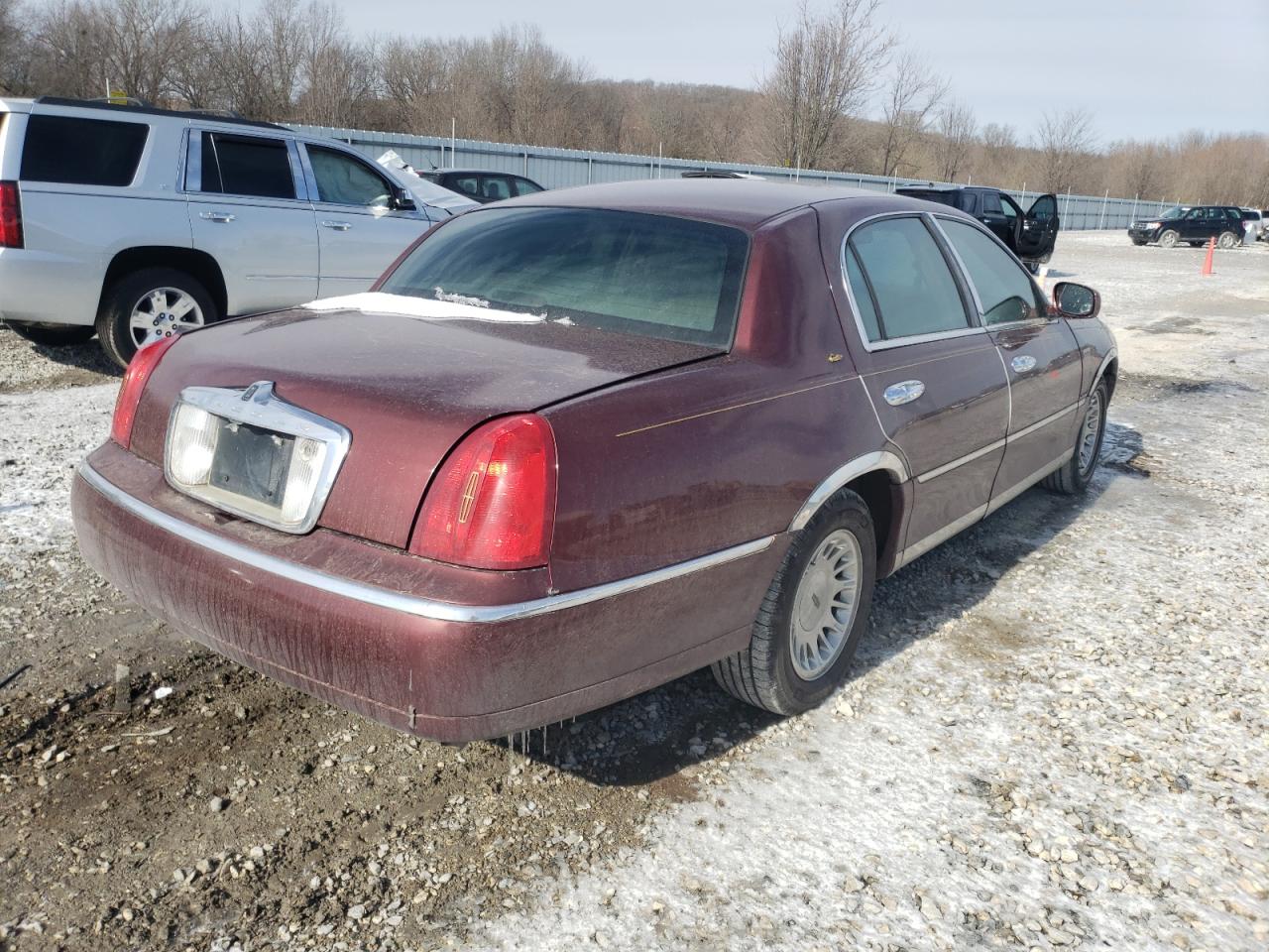 Photo 4 from auction – 2002 LINCOLN TOWN CAR C with VIN 1LNHM83W12Y641759