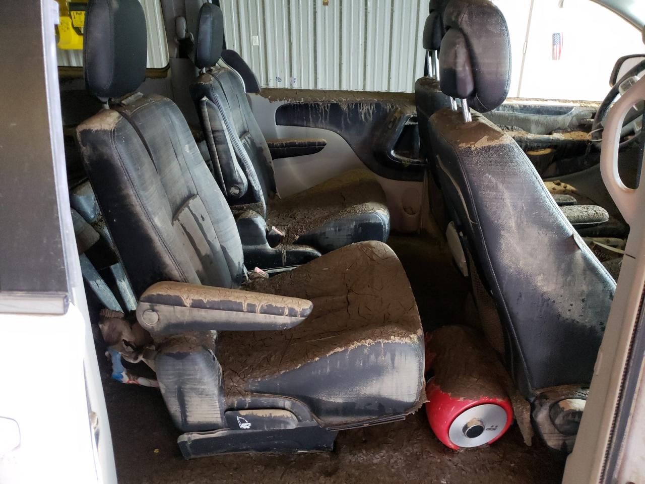 Photo 6 from auction – 2016 CHRYSLER TOWN & COU with VIN 2C4RC1BG9GR291175