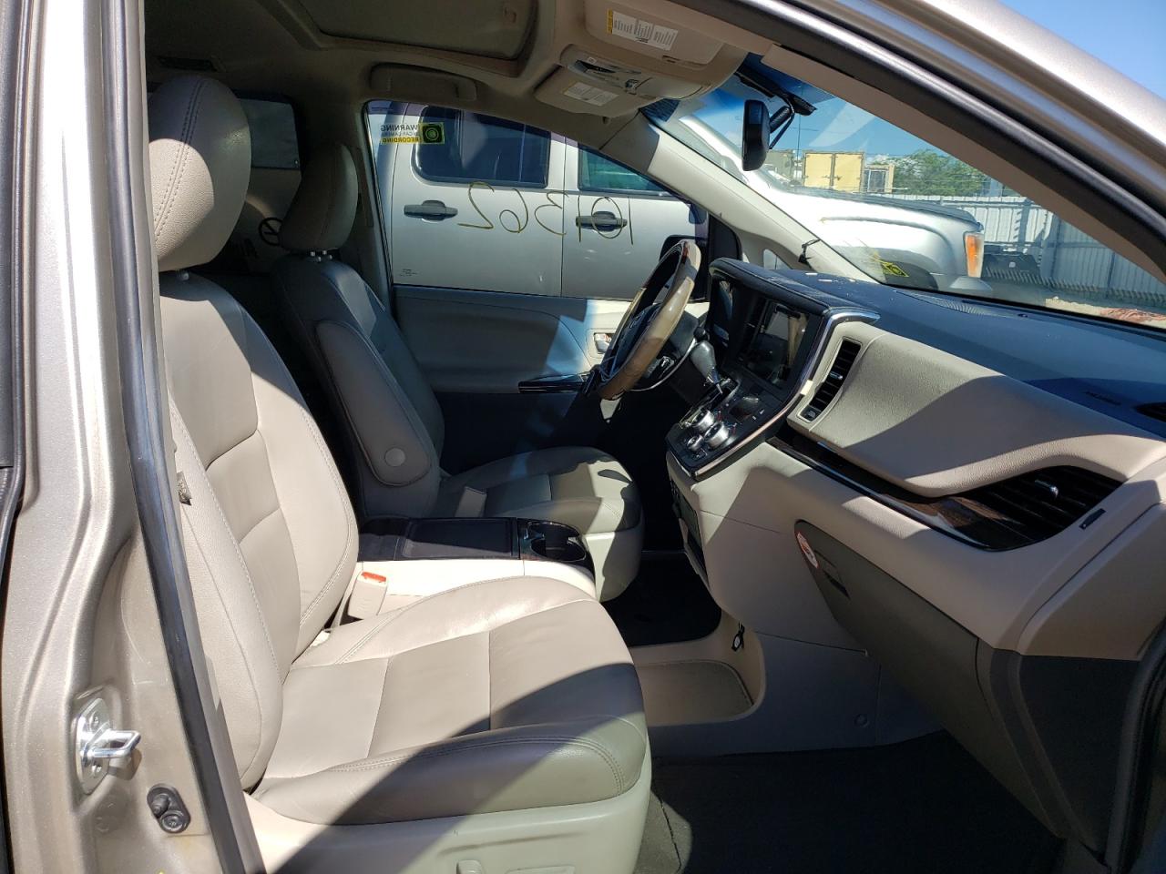 Photo 5 from auction – 2017 TOYOTA SIENNA XLE with VIN 5TDYZ3DC7HS885966