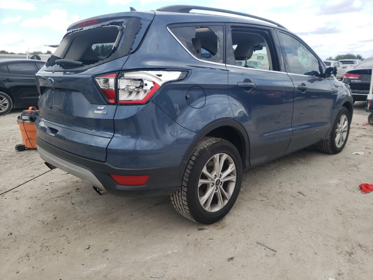 Photo 4 from auction – 2018 FORD ESCAPE SE with VIN 1FMCU9GD3JUC73728