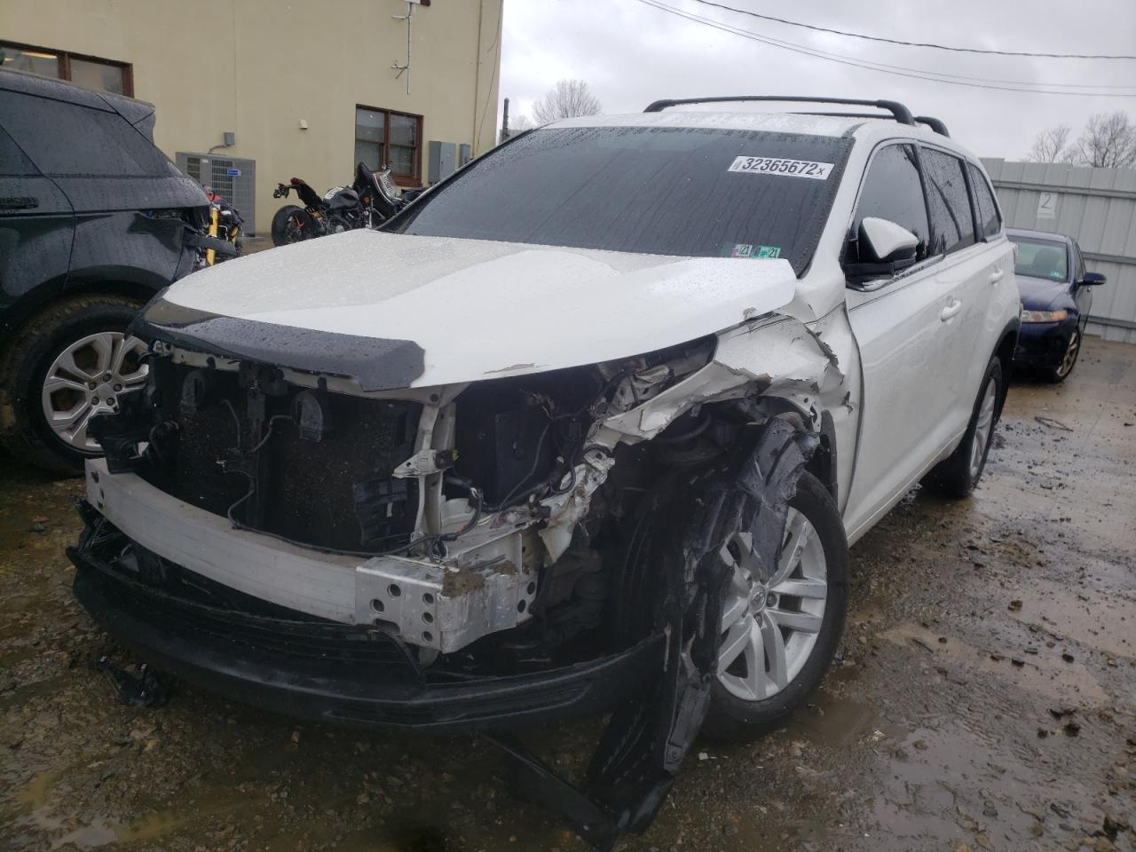 Photo 2 from auction – 2015 TOYOTA HIGHLANDER with VIN 5TDBKRFH7FS164940