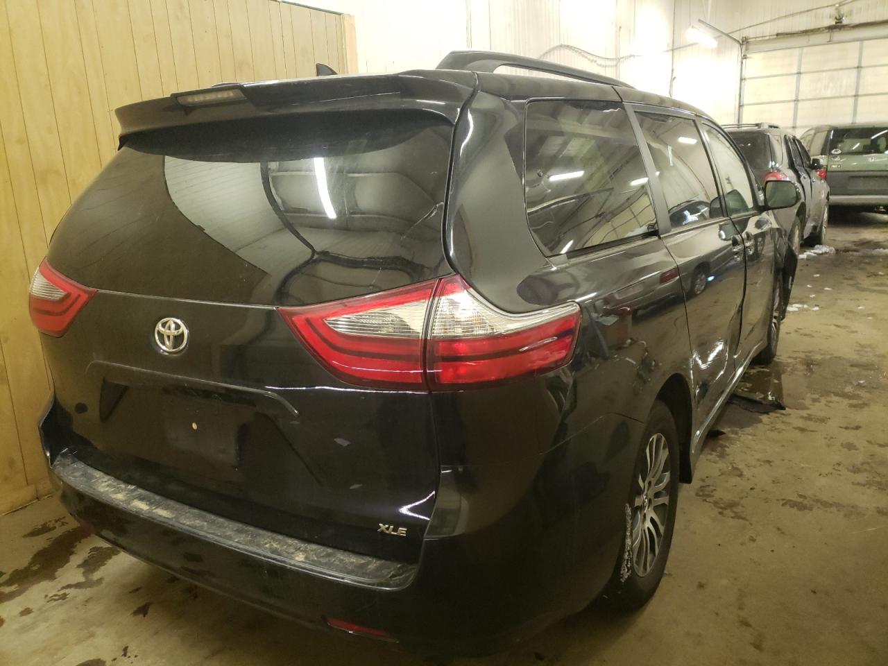 Photo 4 from auction – 2020 TOYOTA SIENNA XLE with VIN 5TDYZ3DC0LS025156