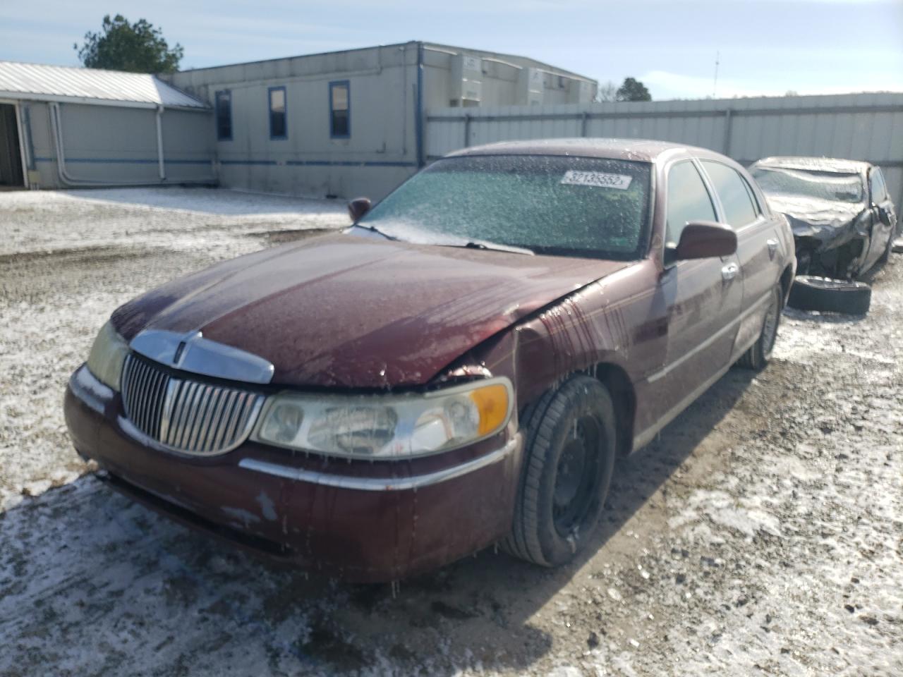 Photo 2 from auction – 2002 LINCOLN TOWN CAR C with VIN 1LNHM83W12Y641759