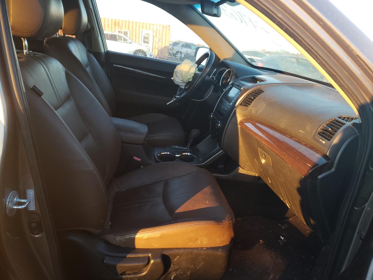 Photo 5 from auction – 2011 KIA SORENTO EX with VIN 5XYKUDA2XBG111365