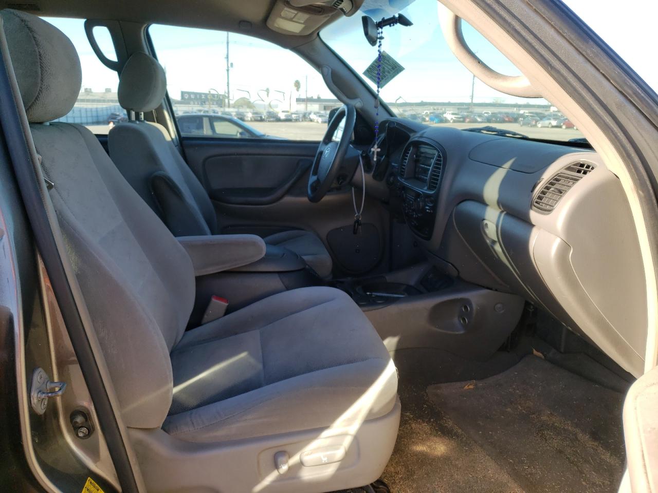 Photo 5 from auction – 2005 TOYOTA SEQUOIA SR with VIN 5TDZT34A05S247316