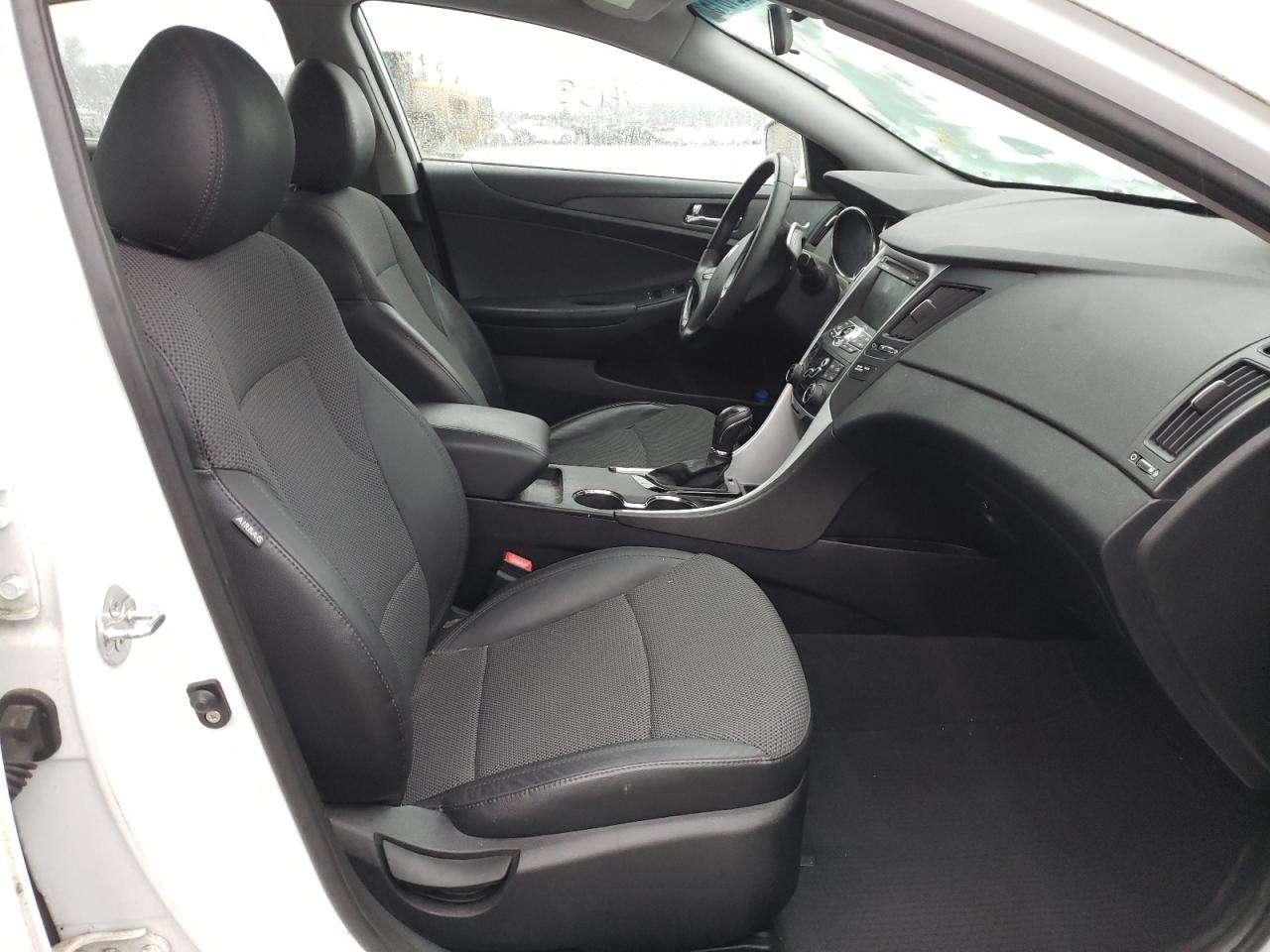 Photo 5 from auction – 2011 HYUNDAI SONATA SE with VIN 5NPEC4AB8BH174134