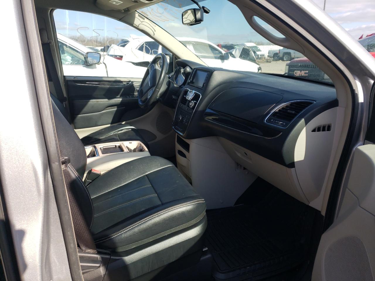 Photo 5 from auction – 2014 CHRYSLER TOWN & COU with VIN 2C4RC1BG4ER442744