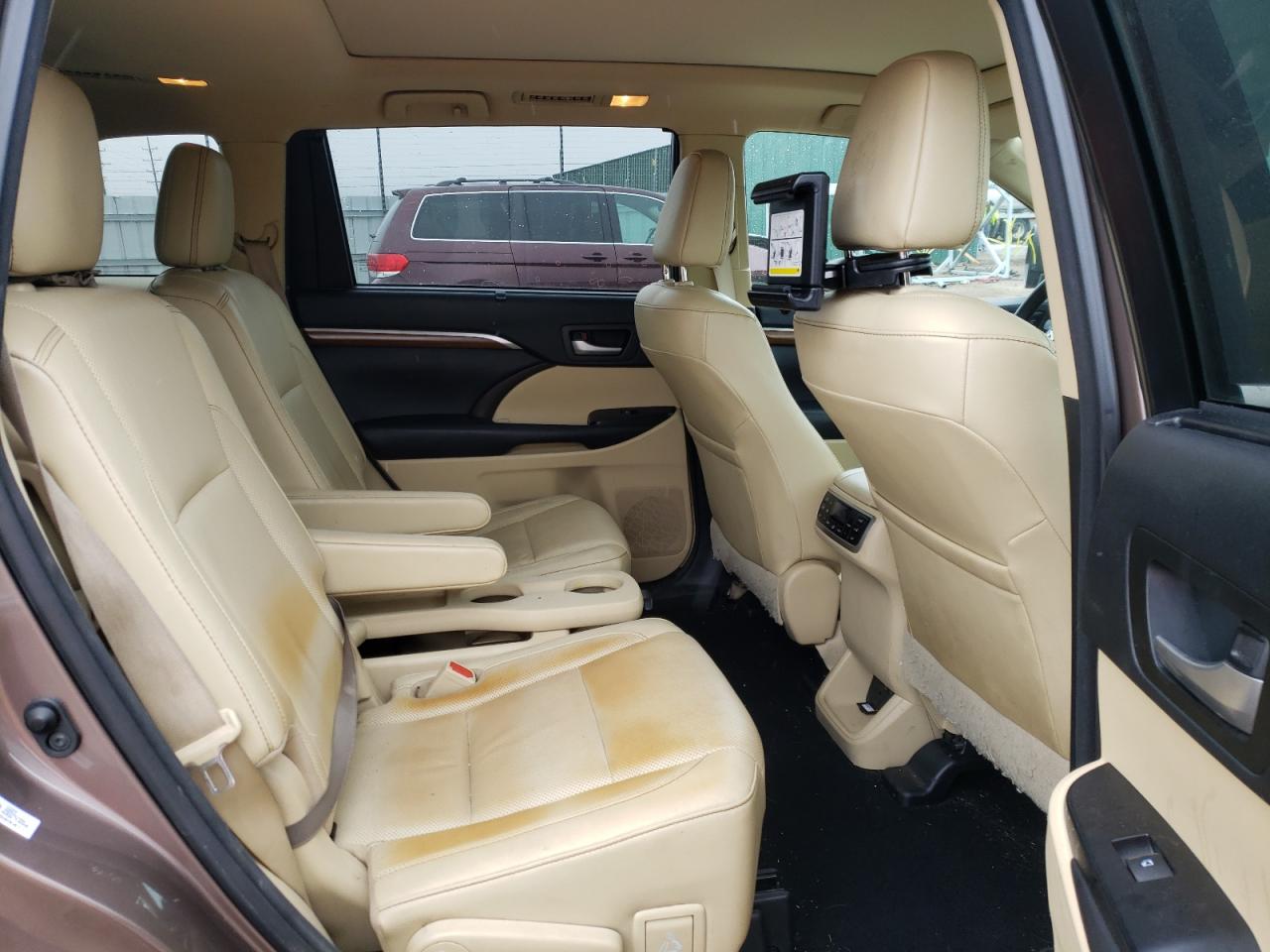 Photo 6 from auction – 2017 TOYOTA HIGHLANDER with VIN 5TDDGRFH3HS029595