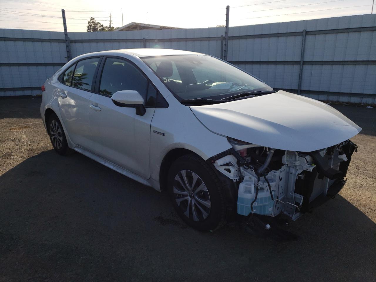 TOYOTA COROLLA LE 2021 with VIN JTDEAMDE1MJ019947 - Photo from auction