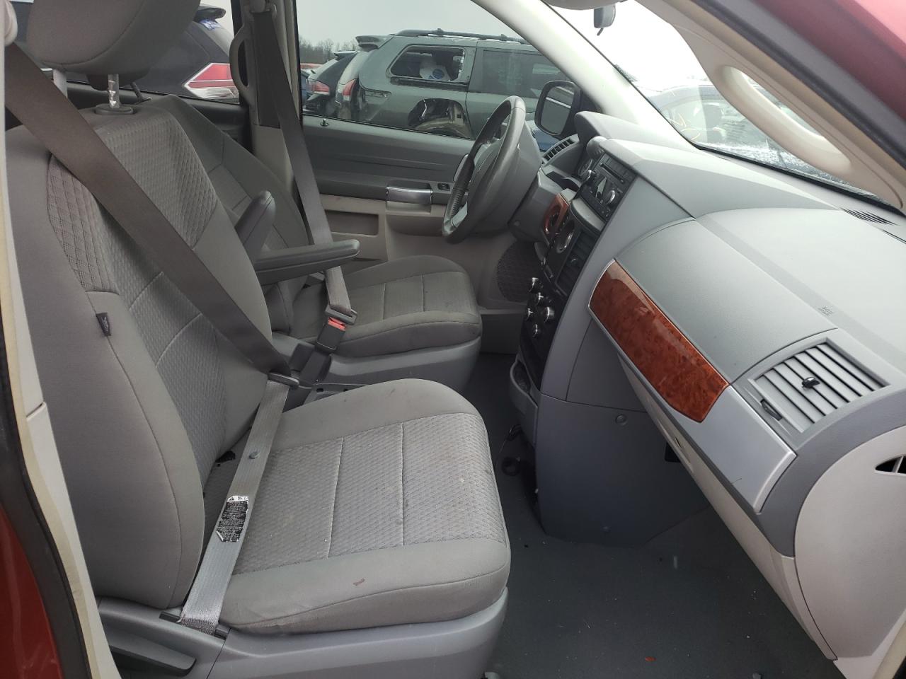 Photo 5 from auction – 2008 CHRYSLER TOWN & COU with VIN 2A8HR54P78R613403