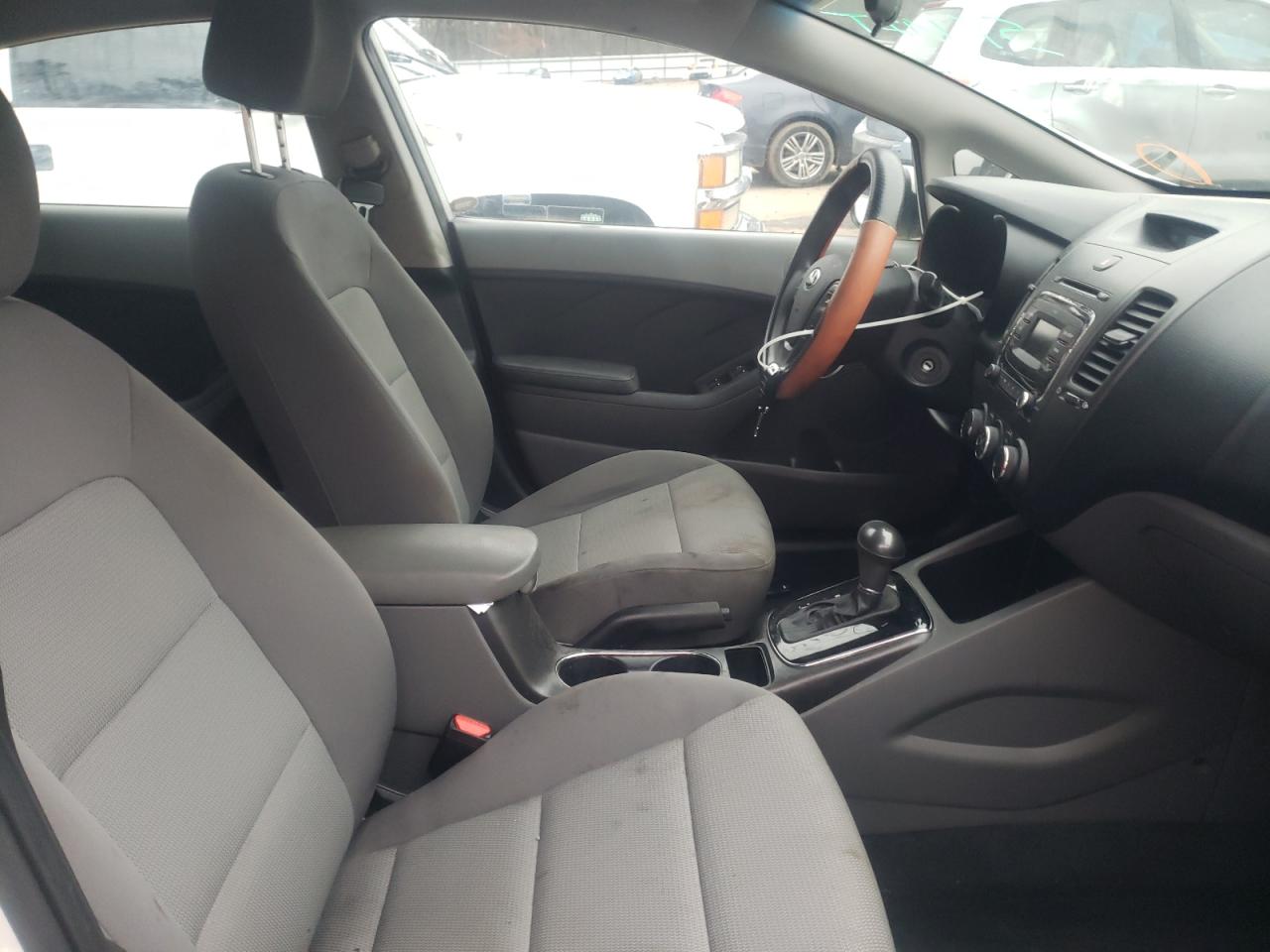 Photo 5 from auction – 2017 KIA FORTE LX with VIN 3KPFK4A72HE142621