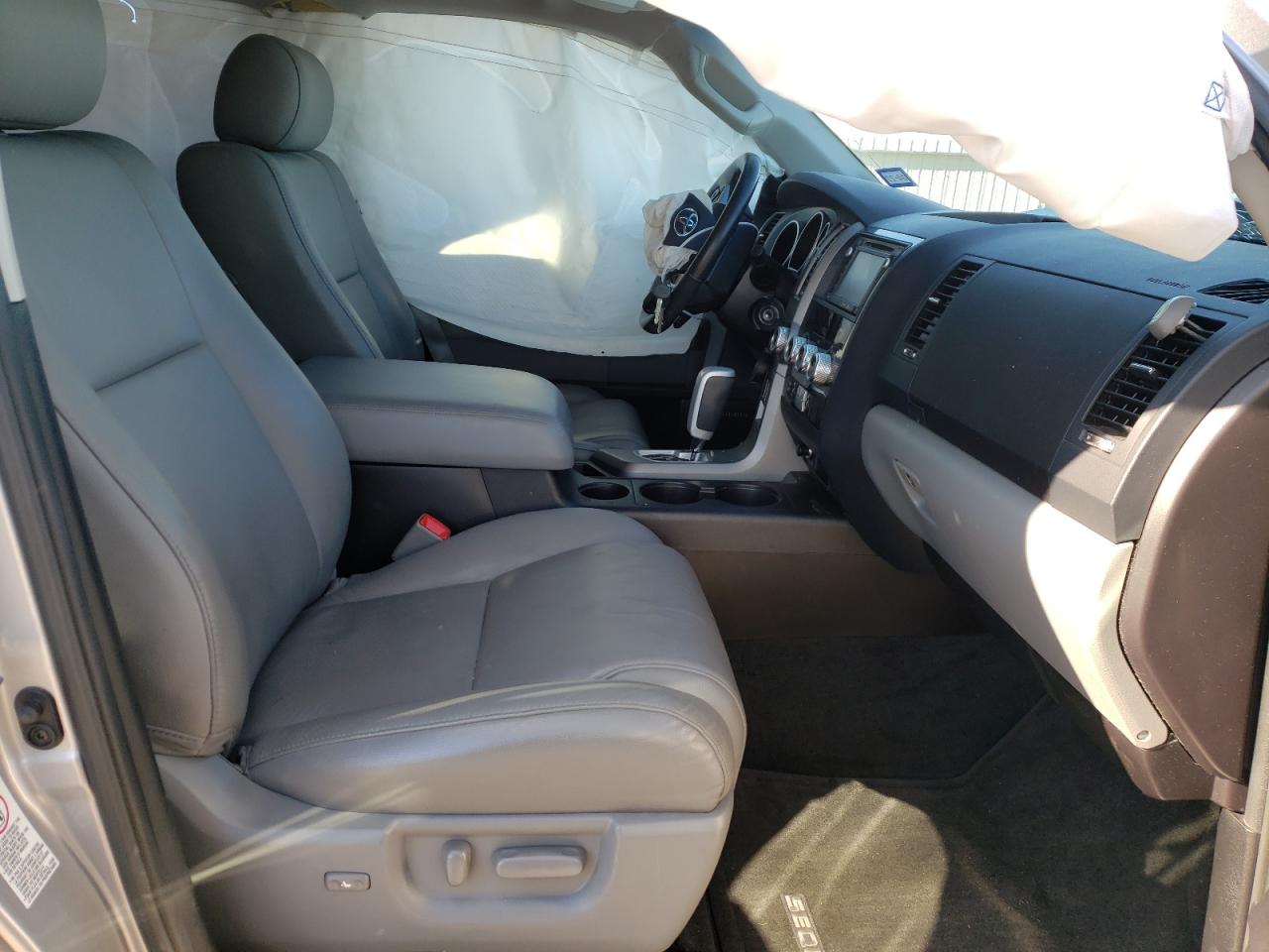 Photo 5 from auction – 2017 TOYOTA SEQUOIA LI with VIN 5TDKY5G10HS067333