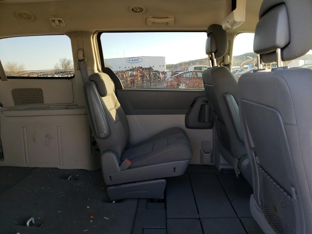 Photo 6 from auction – 2010 CHRYSLER TOWN & COU with VIN 2A4RR5D17AR307034
