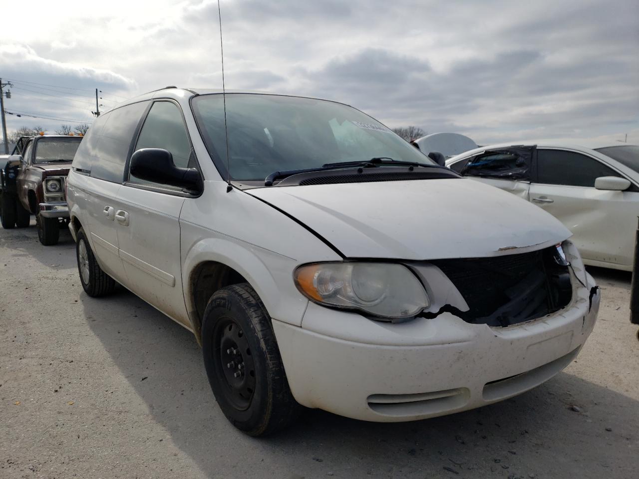 CHRYSLER TOWN & COU 2005 with VIN 2C4GP44R75R429076 - Photo from auction