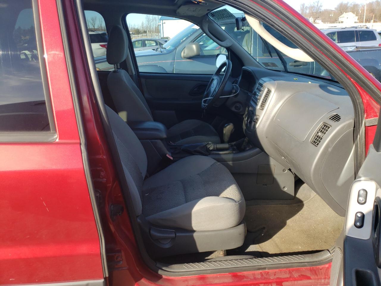 Photo 5 from auction – 2005 FORD ESCAPE XLT with VIN 1FMYU93195DA09663