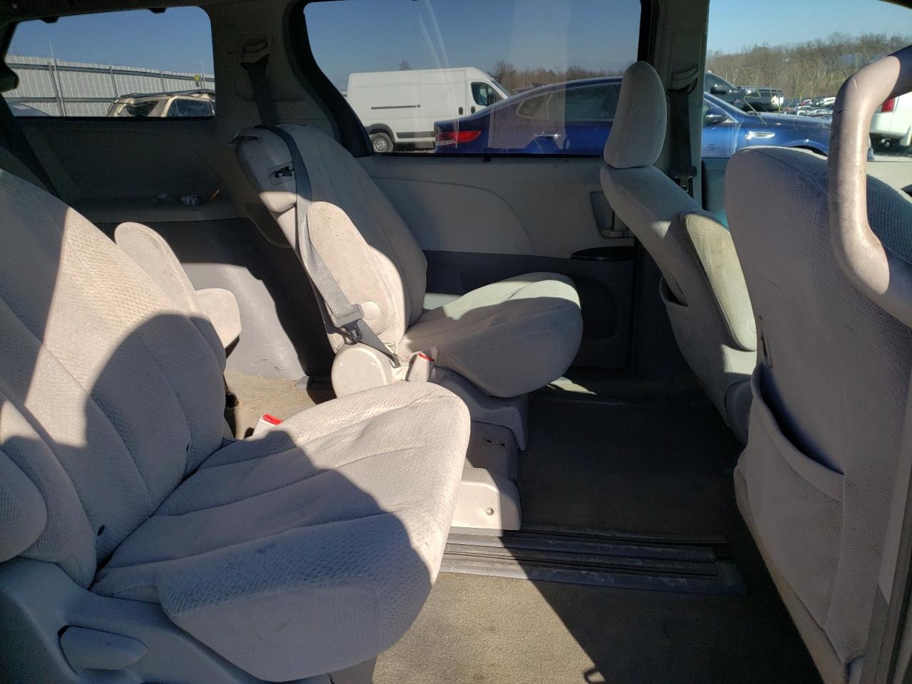 Photo 6 from auction – 2012 TOYOTA SIENNA LE with VIN 5TDKK3DC5CS185012