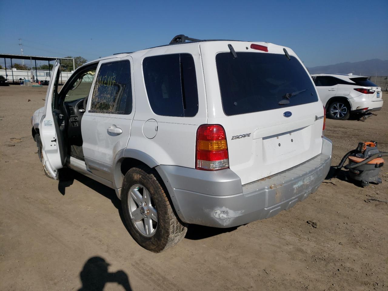 Photo 3 from auction – 2006 FORD ESCAPE HEV with VIN 1FMCU96H16KB20966