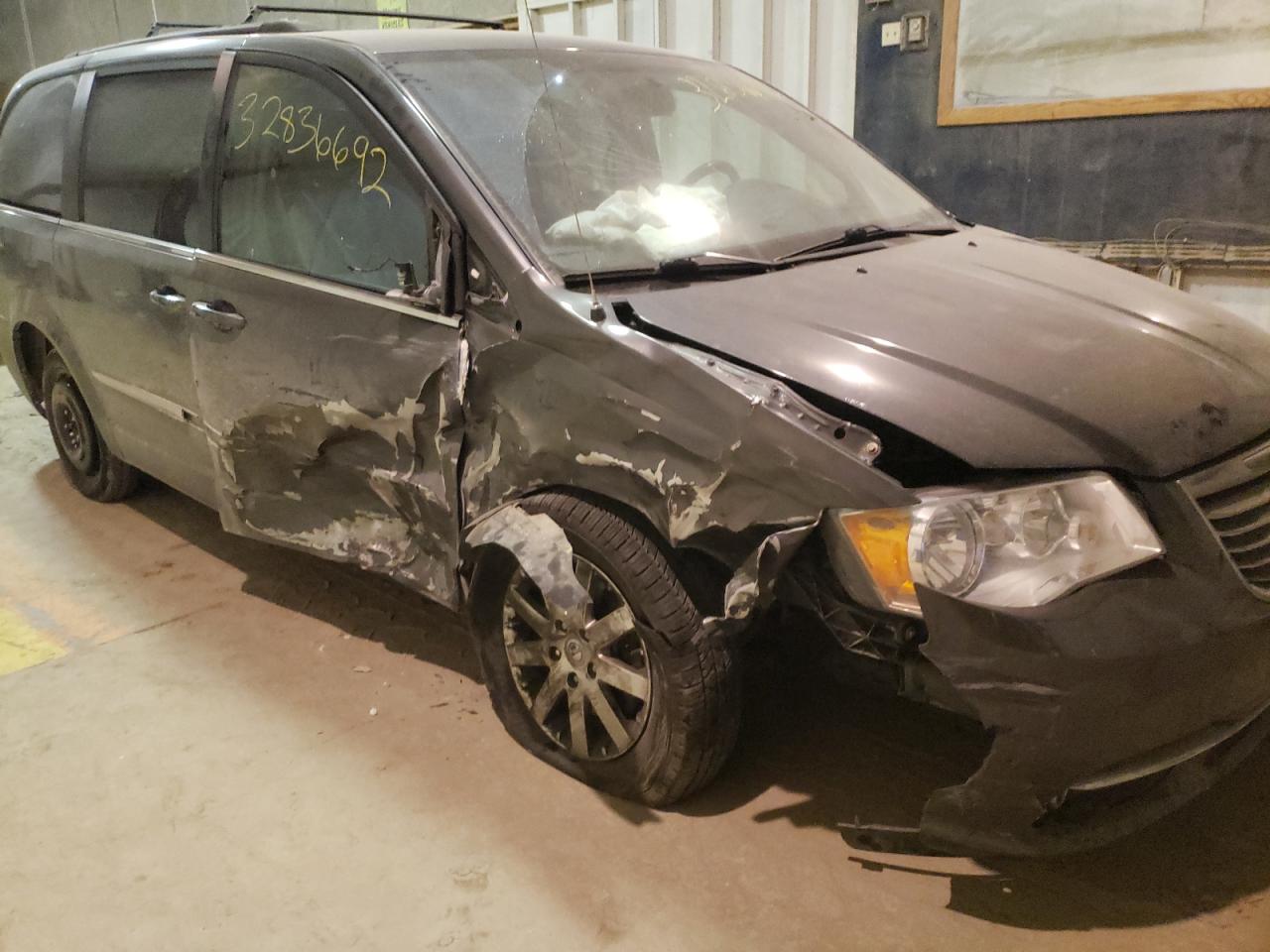 Photo 9 from auction – 2016 CHRYSLER TOWN & COU with VIN 2C4RC1BG9GR228500