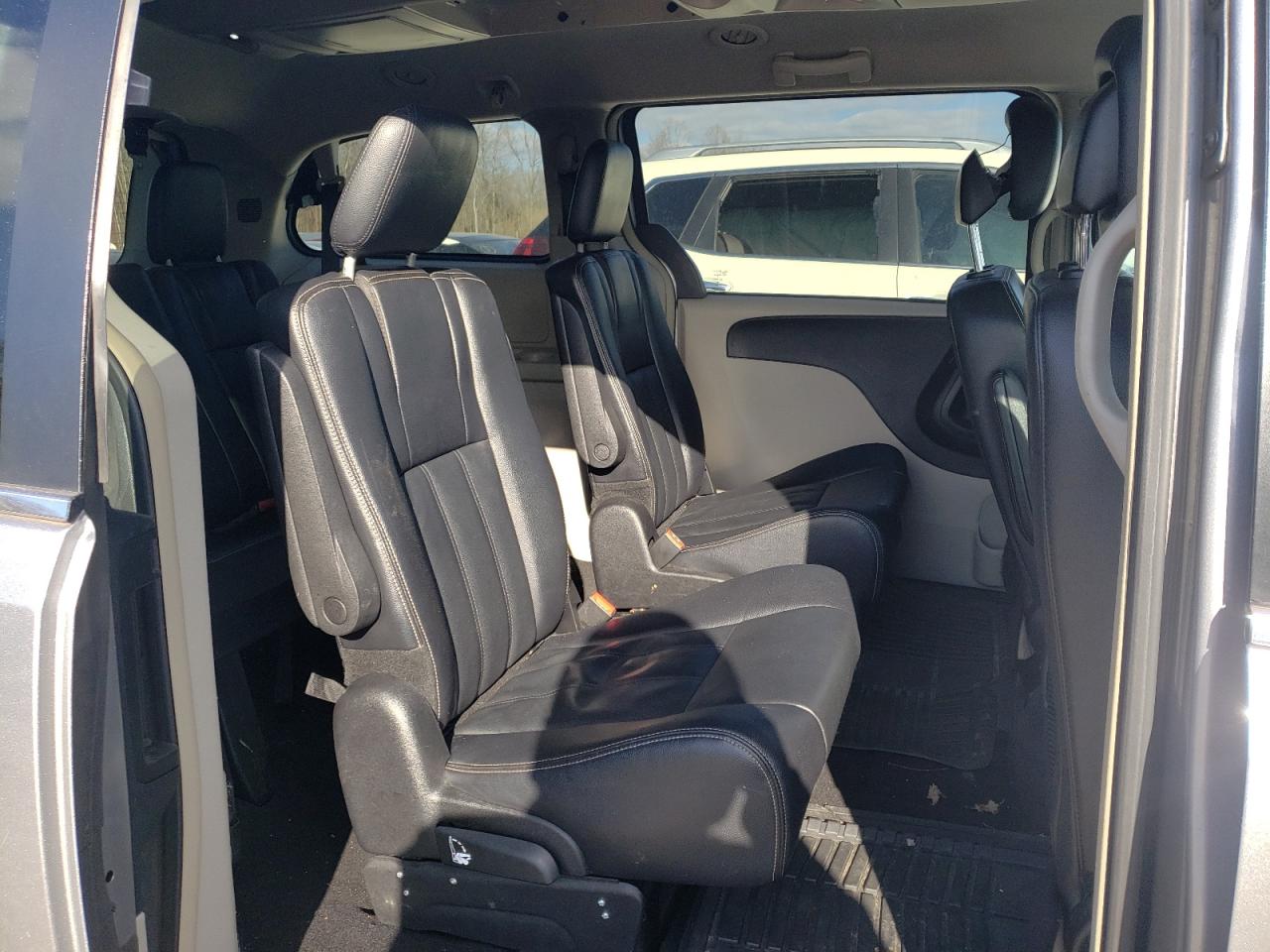 Photo 6 from auction – 2014 CHRYSLER TOWN & COU with VIN 2C4RC1BG4ER442744