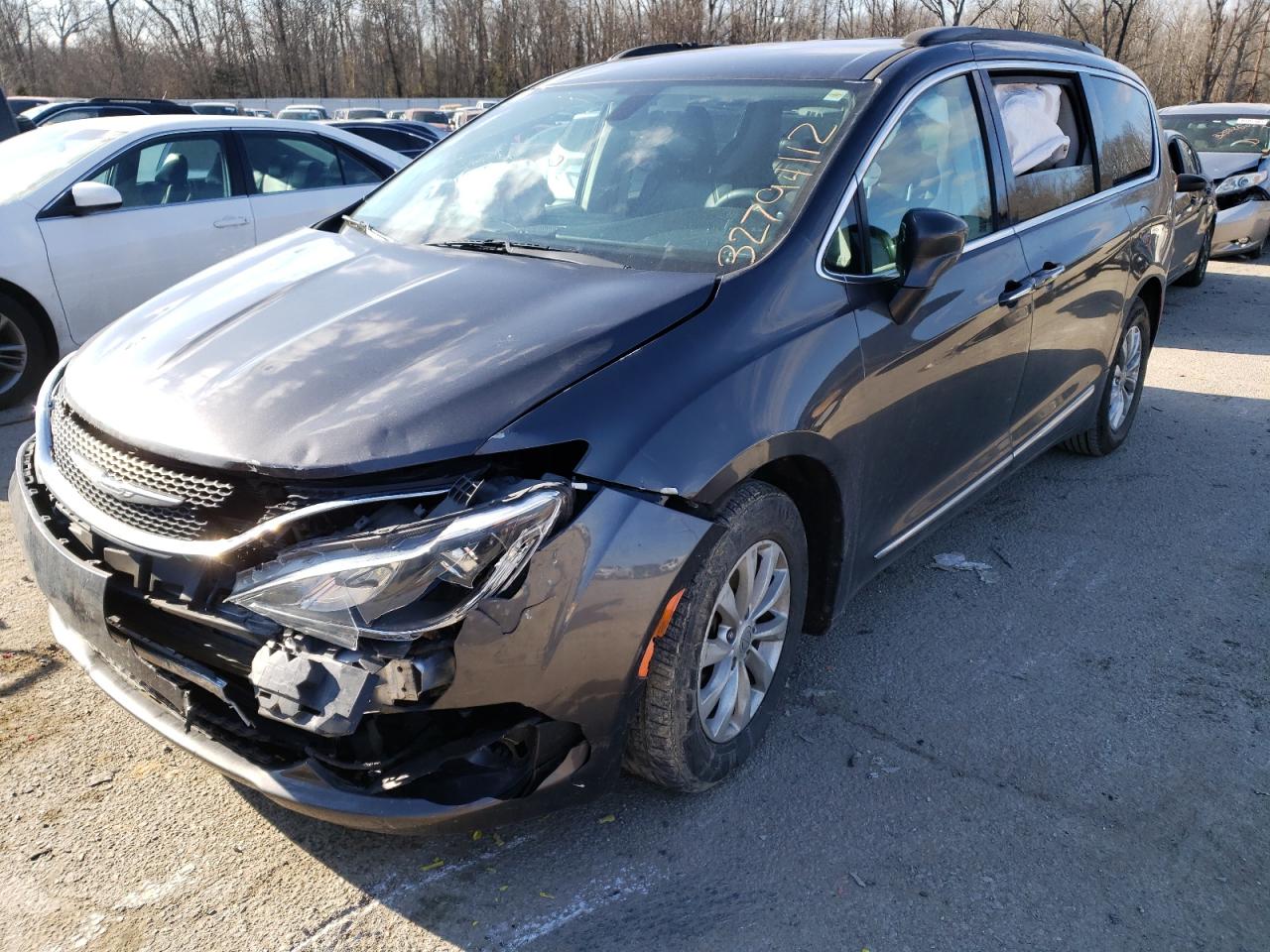 Photo 2 from auction – 2017 CHRYSLER PACIFICA T with VIN 2C4RC1BG4HR527264