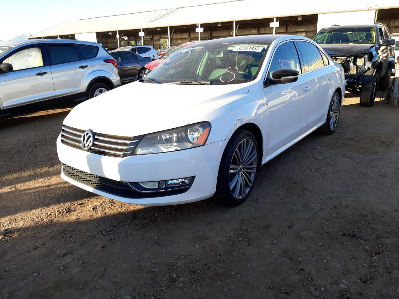 Photo 2 from auction – 2015 VOLKSWAGEN PASSAT SE with VIN 1VWBT7A32FC033524