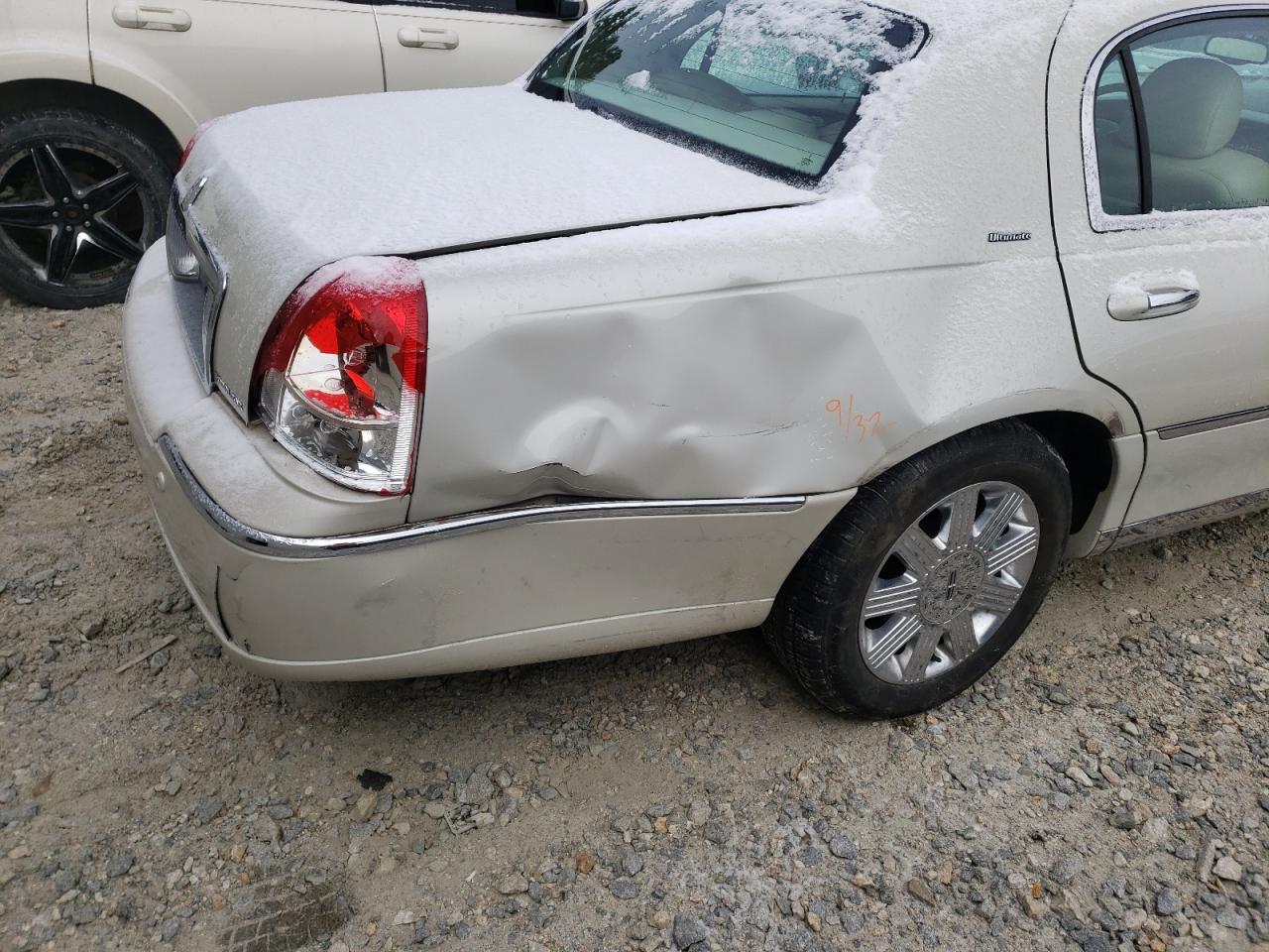 Photo 9 from auction – 2004 LINCOLN TOWN CAR U with VIN 1LNHM83W84Y609765