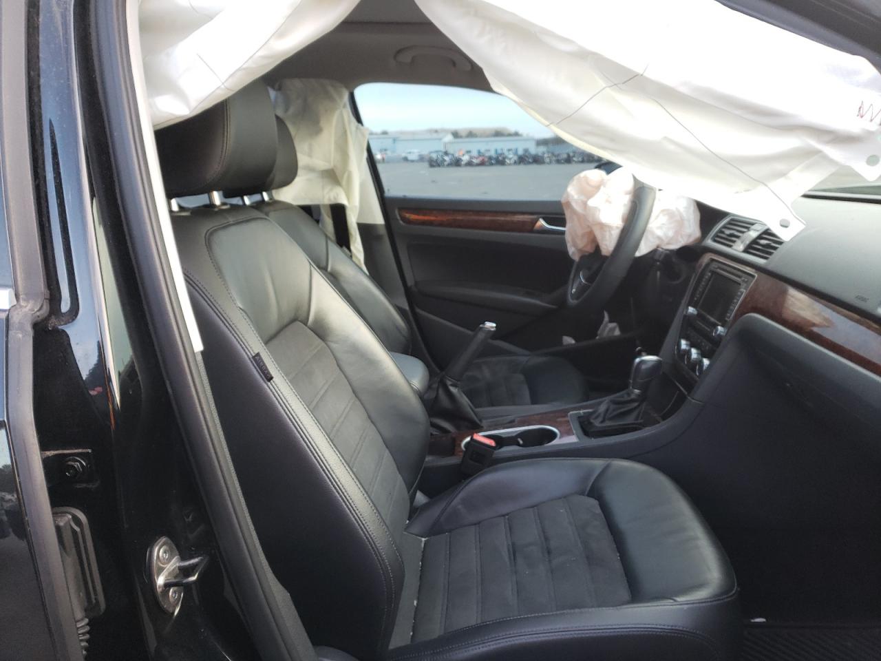 Photo 5 from auction – 2013 VOLKSWAGEN PASSAT SEL with VIN 1VWCN7A32DC104121