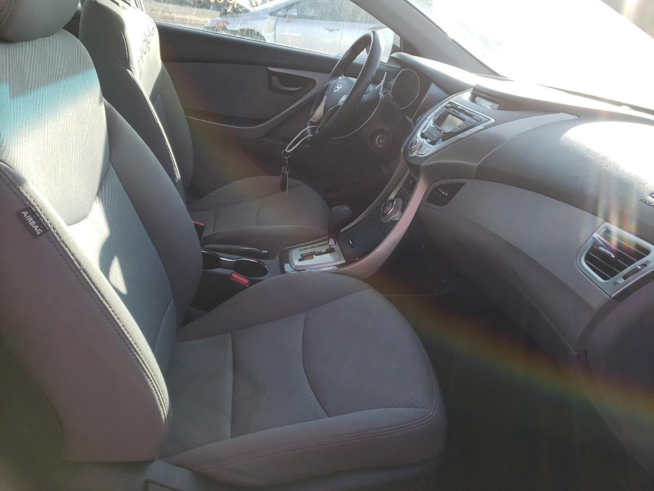 Photo 5 from auction – 2012 HYUNDAI ELANTRA GL with VIN 5NPDH4AE4CH138739